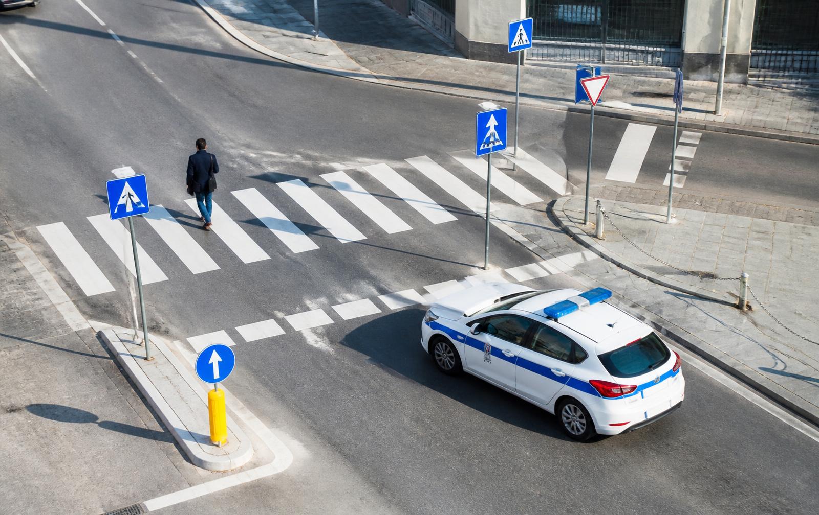 Incrocio stradale con segnaletica di precedenza